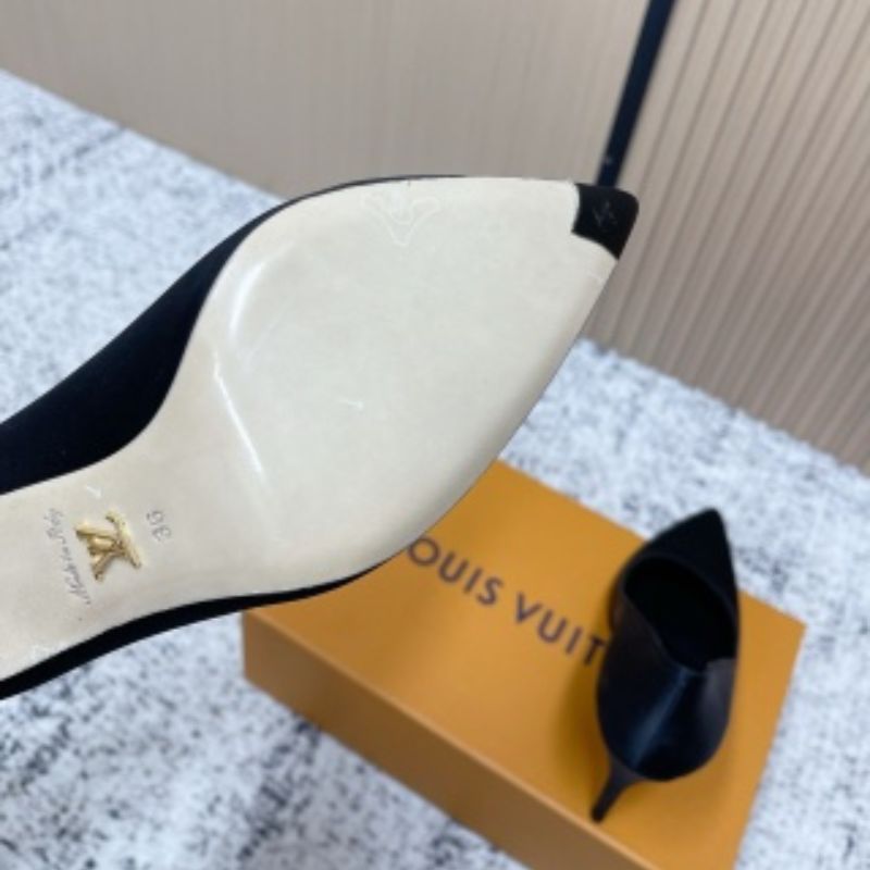 Louis Vuitton Gala Pumps in black satin.
