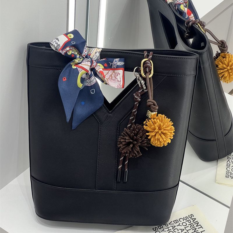 Saint Laurent Y Tote bag in black leather.