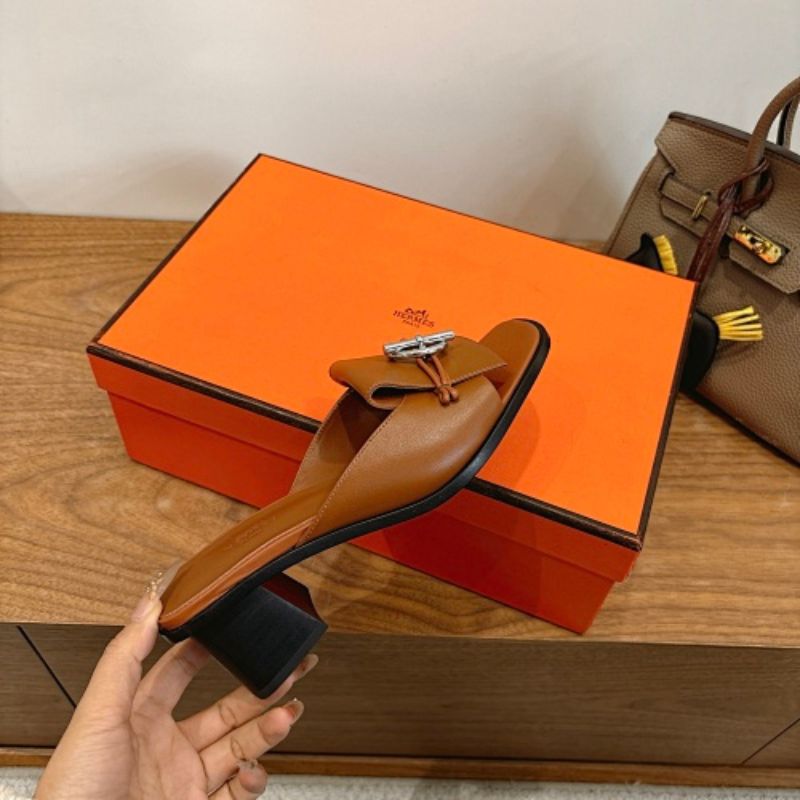 Hermès Ilot 50 Sandals in calfskin leather.