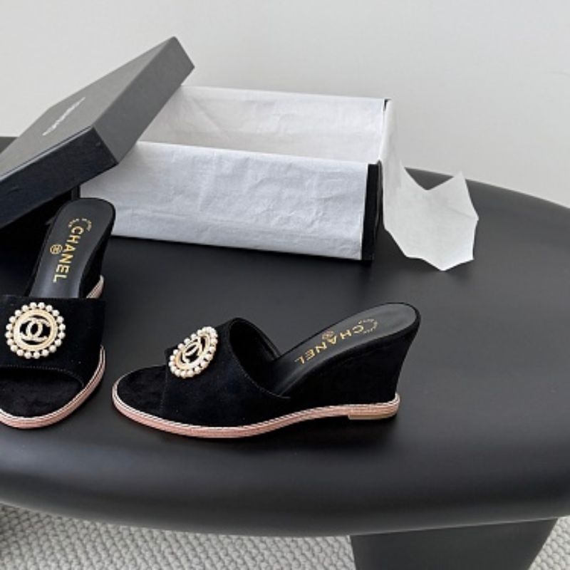 Chanel Pearl-Embellished Interlocking CC Suede Mules in black (noir)