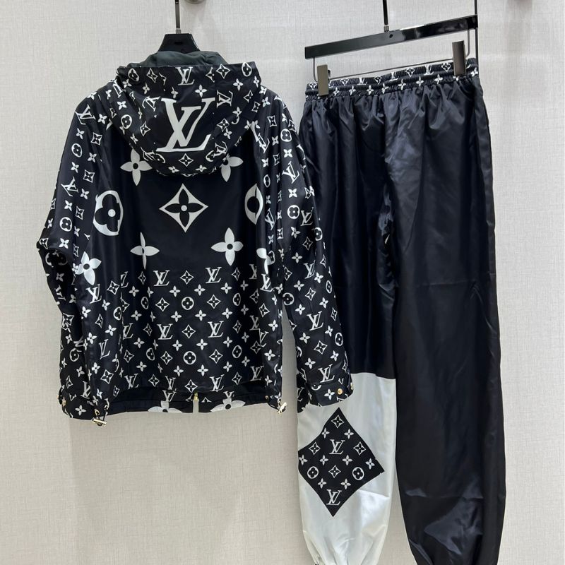 LV Early Spring Game On Color-Matching Suit