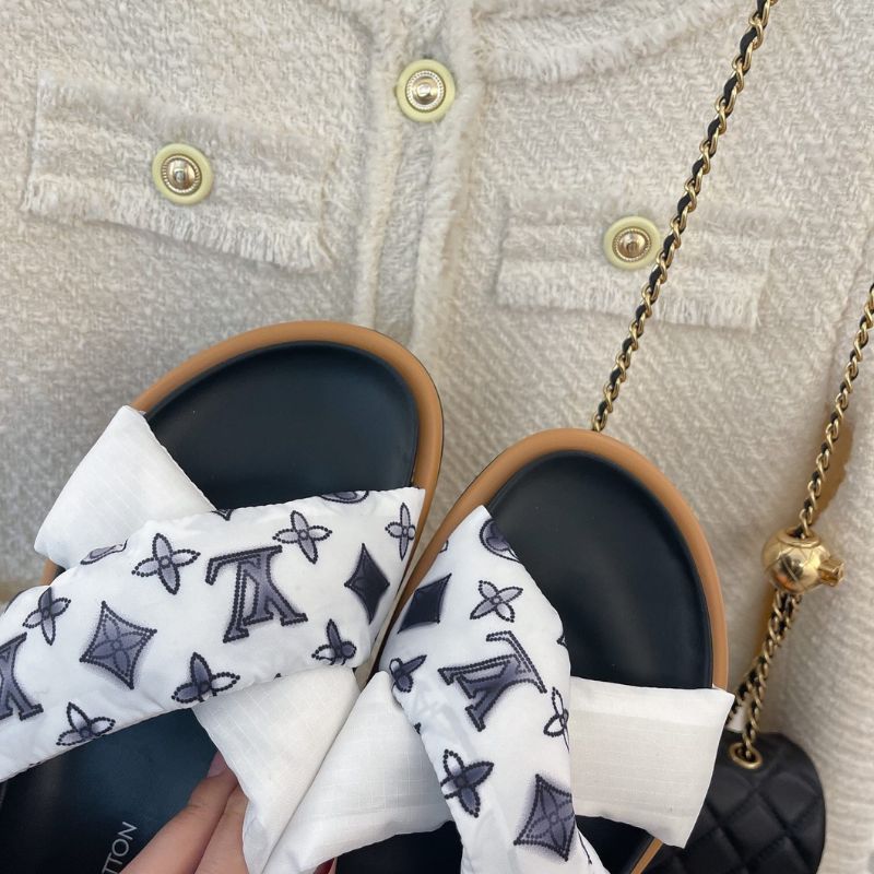 Louis Vuitton in white monogram canvas Sandals