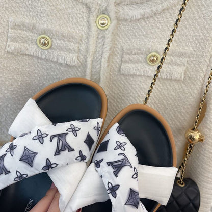Louis Vuitton in white monogram canvas Sandals