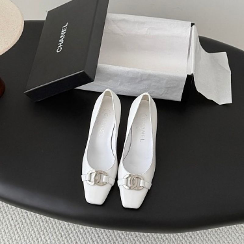 Chanel Interlocking CC Square-Toe Pumps in white (blanc)