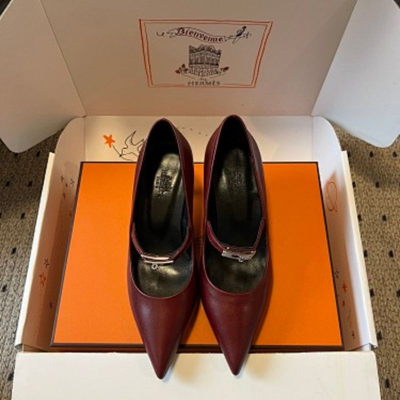 Hermès Lipstick 85 Pumps.