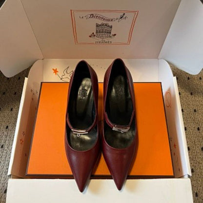 Hermès Lipstick 85 Pumps.