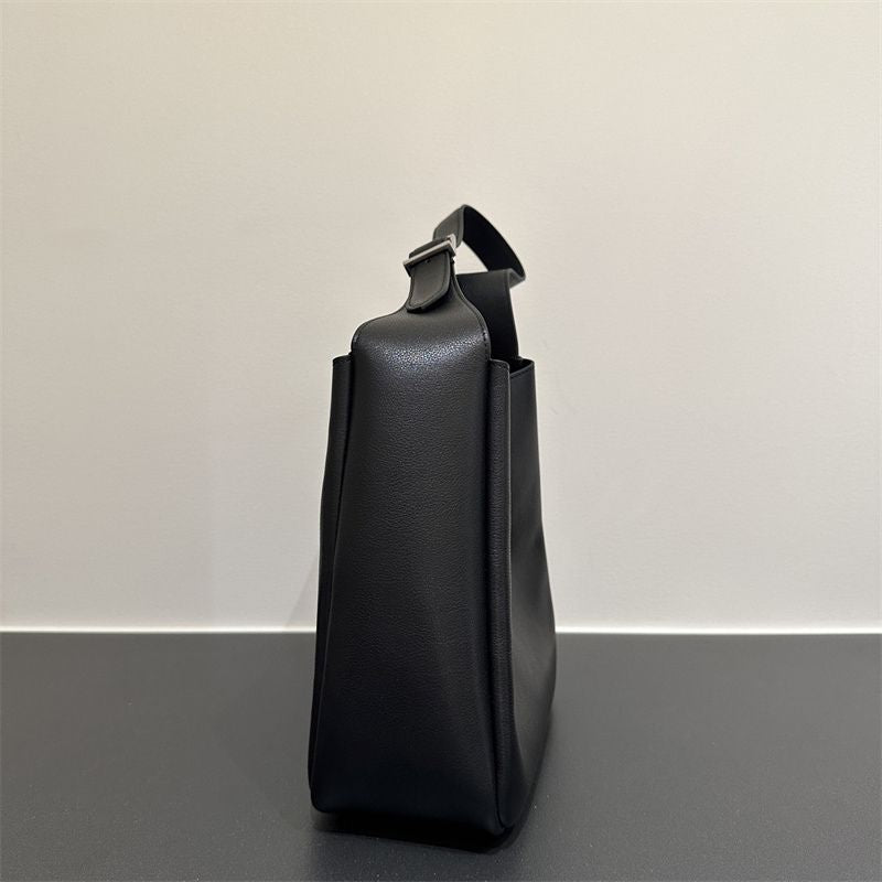 Saint Laurent Le 5 à 7 supple large hobo bag in black leather.