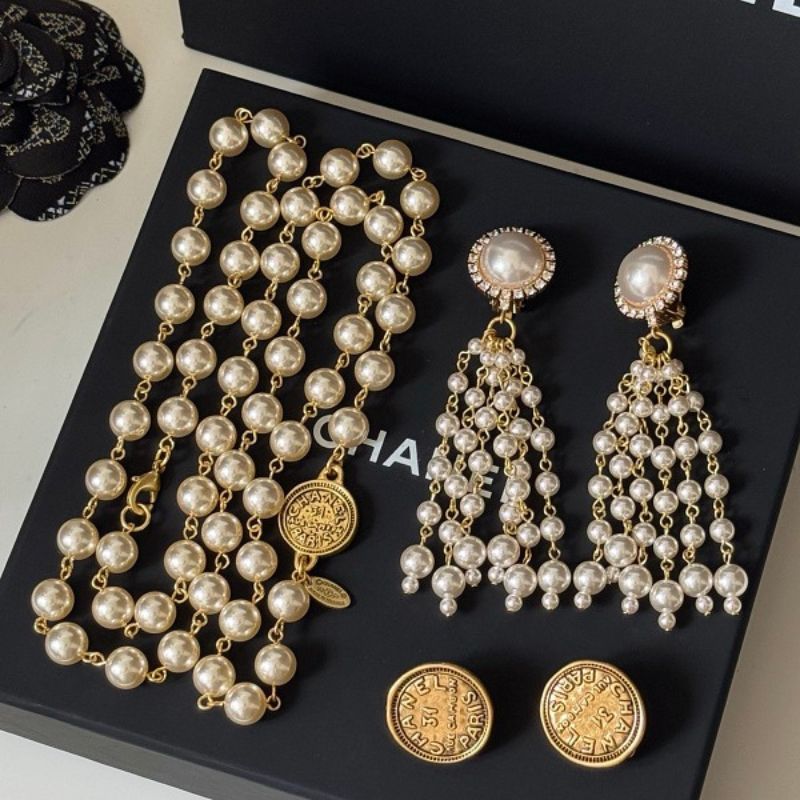 Chanel jewelry black Chanel gift box.