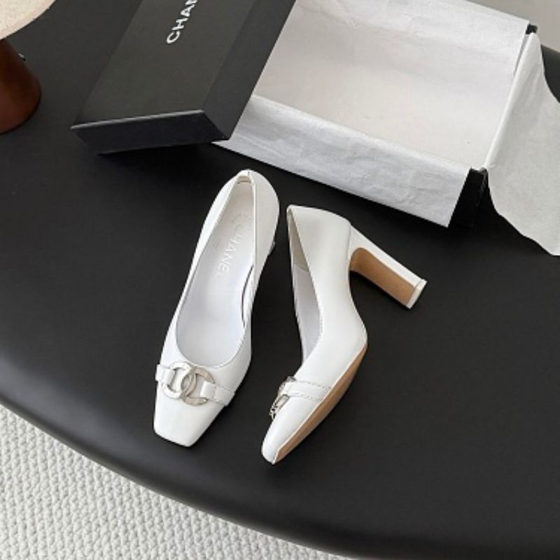 Chanel Interlocking CC Square-Toe Pumps in white (blanc)