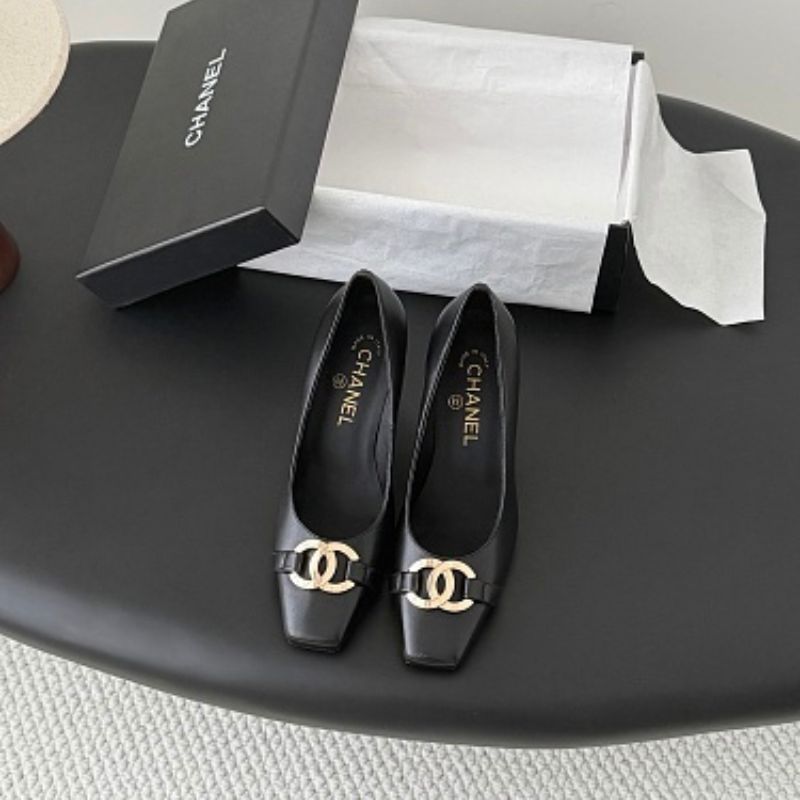Chanel Interlocking CC Square-Toe Pumps in black (noir).