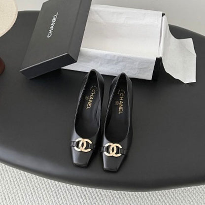 Chanel Interlocking CC Square-Toe Pumps in black (noir).