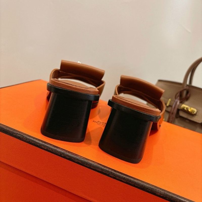 Hermès Ilot 50 Sandals in calfskin leather.