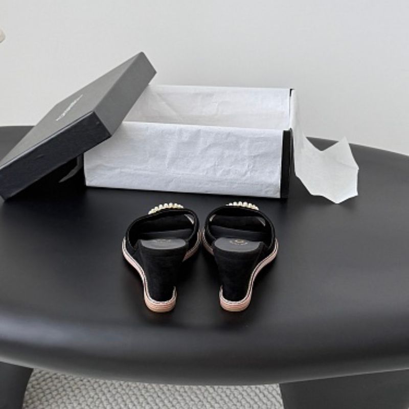 Chanel Pearl-Embellished Interlocking CC Suede Mules in black (noir)