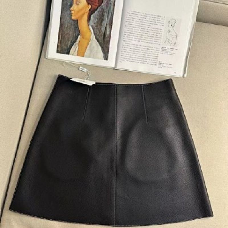 Hermès black leather A-line mini skirt with a front zipper closure