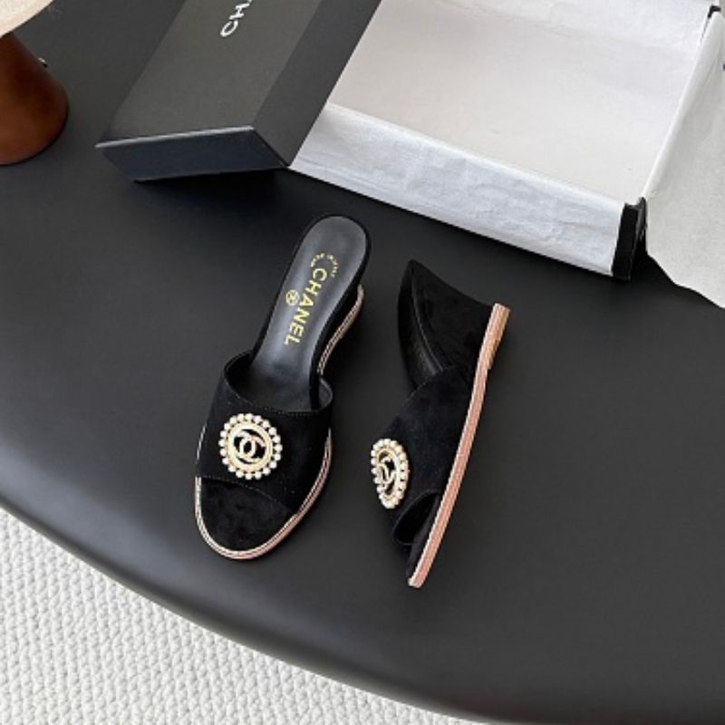 Chanel Pearl-Embellished Interlocking CC Suede Mules in black (noir)