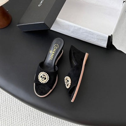 Chanel Pearl-Embellished Interlocking CC Suede Mules in black (noir)