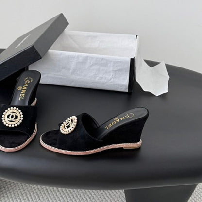 Chanel Pearl-Embellished Interlocking CC Suede Mules in black (noir)