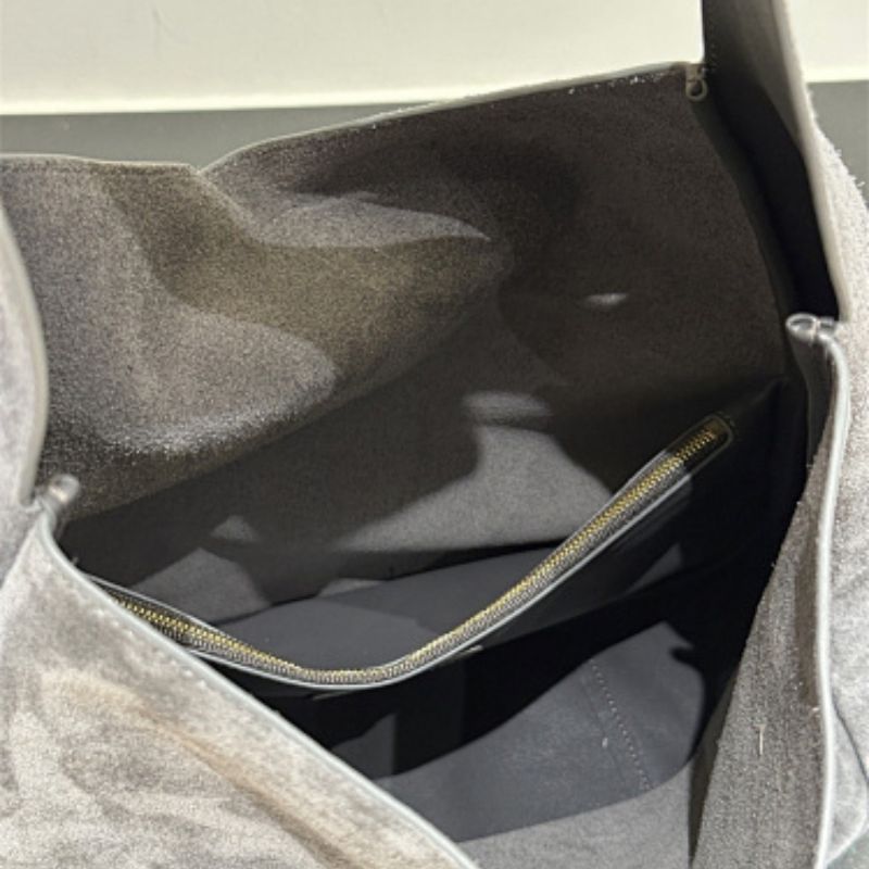 Saint Laurent Le 5 À 7 Supple Small in suede Bag.