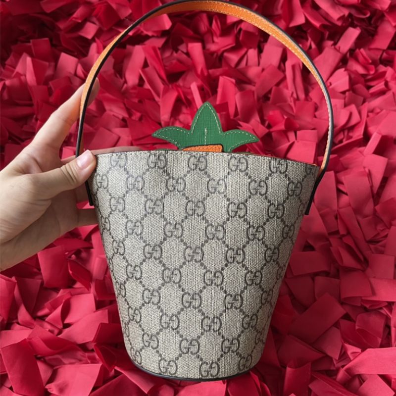 Gucci GG Supreme Children's bucket bag with pineapple