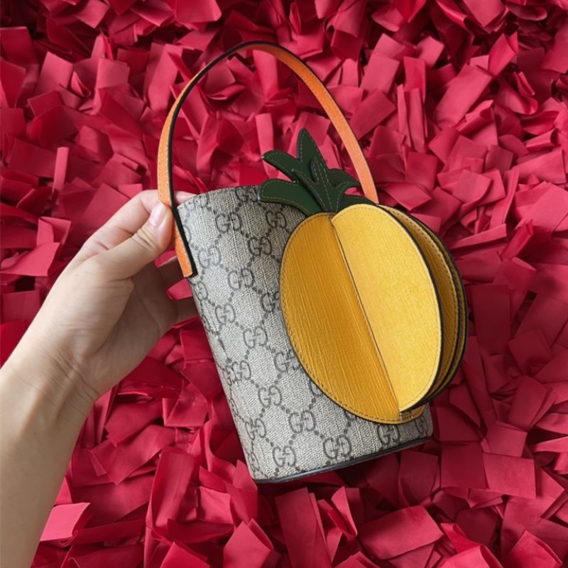 Gucci GG Supreme Children's bucket bag with pineapple