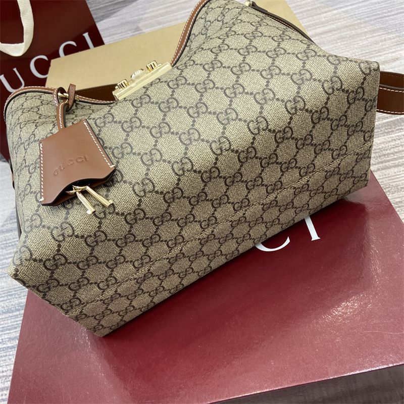 Gucci Padlock GG medium shoulder bag.