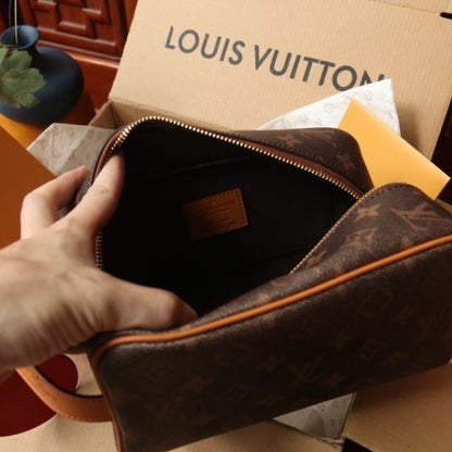 LV Locker Dopp Kit Hr Wash Bag