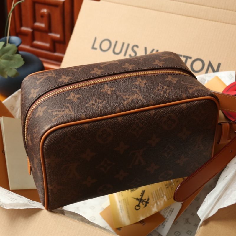 LV Locker Dopp Kit Hr Wash Bag